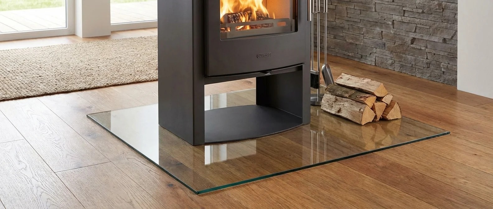 Funkenschutzplatte aus Glas und Stahl Bodenplatte. Verschiedene Materialien für Kamin und Ofen.